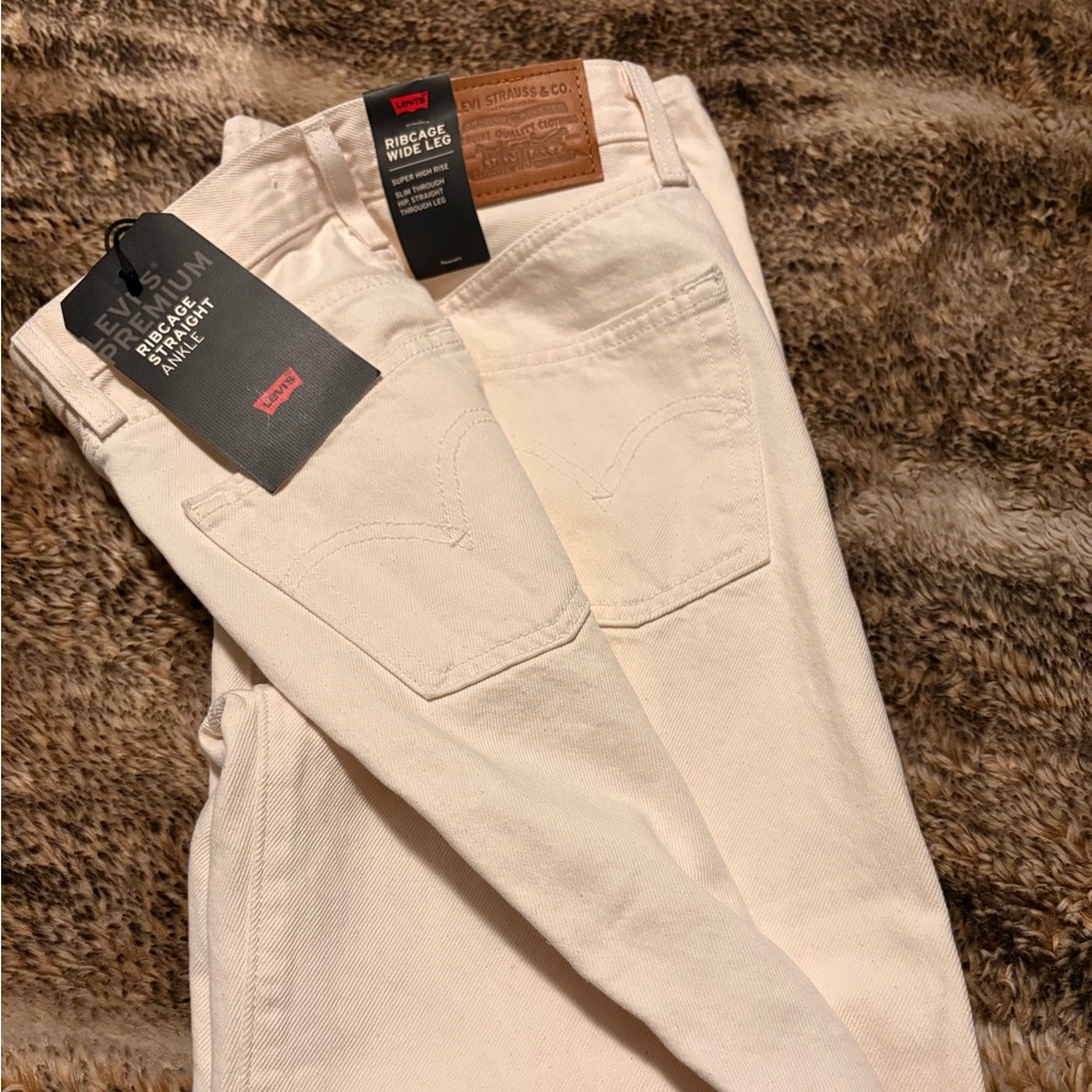 Levi's Premium Ribcage Jeans  size 24 length 34 is a beautiful cream color
